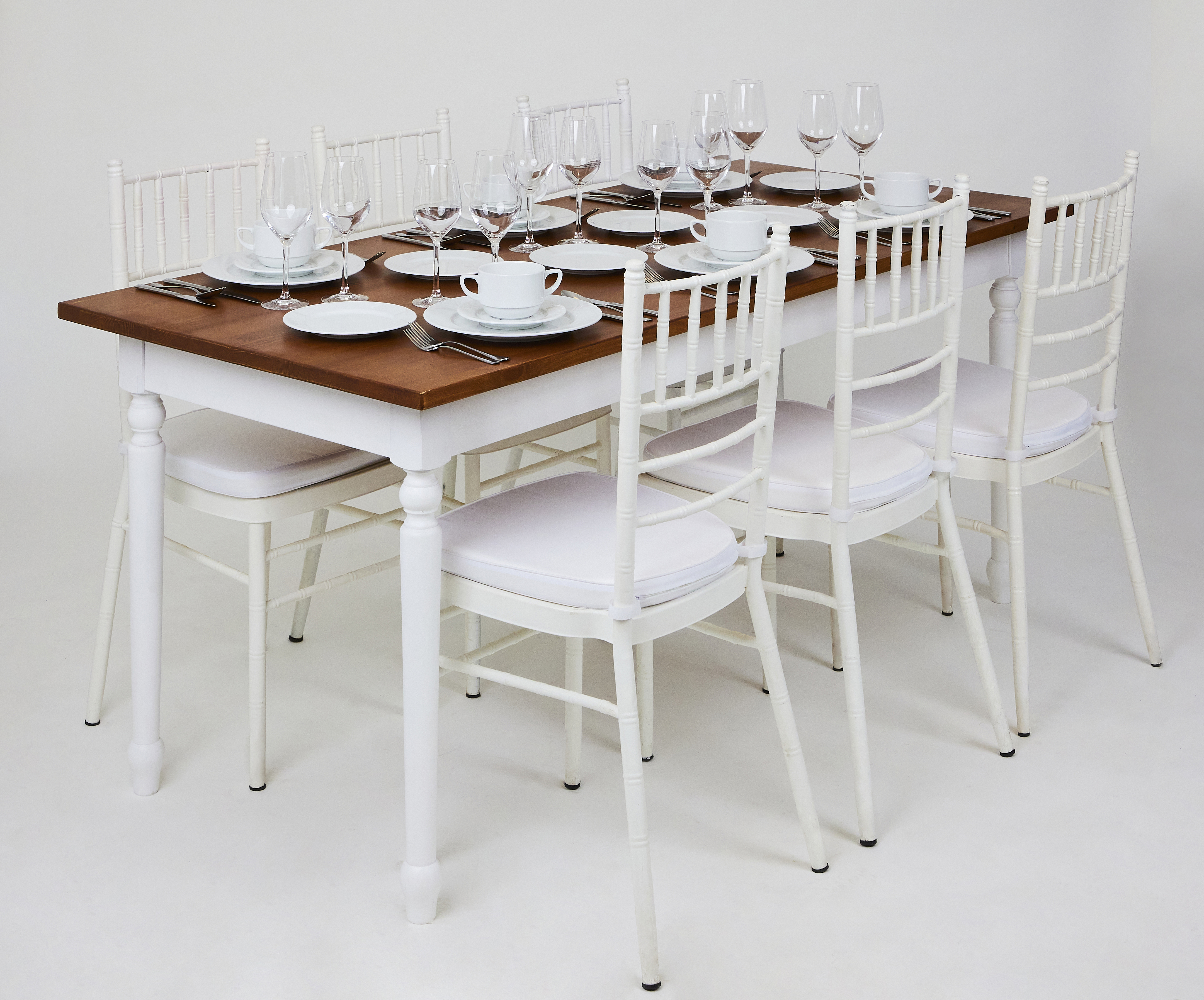 Vintage asztal/Fehér amerikai szék/Teríték